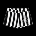 白と黒の縞模様のショートパンツ